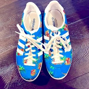 Adidas sneaker Hawaiian printed, size 7